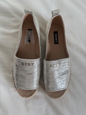 DKNY Metallic Silver Espadrille Sandals NWOT Size 6.5 Women’s